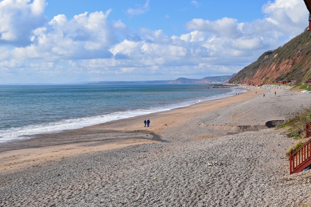 Lot: 110 - STRUCTURALLY DAMAGED BEACH HUT IN BEACH LOCATION, FOR REPAIR - General view of Branscombe beach